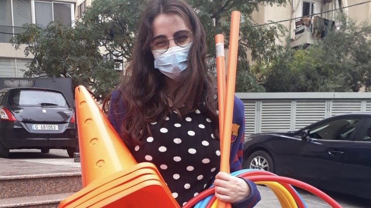 Behind the scenes with Lynn. Lynn is a psychomotor therapist who benefits from professional support by helping Samer and his family.